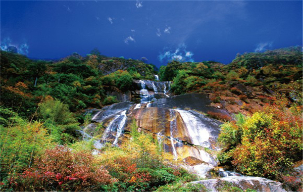 怒江旅游：一場(chǎng)冰雪彩林盛宴，正在怒江亞坪上演